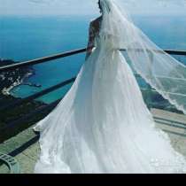 Срочно Продам свадебное платье с длинным шлейфом, в Севастополе
