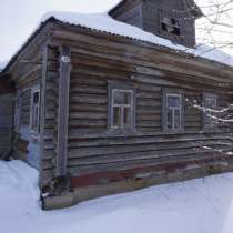 Бревенчатый дом на фундаменте, в жилой деревне на берегу Вол, в Москве