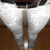 Белые джинсы 25 размер с принтом, в г.Луцк