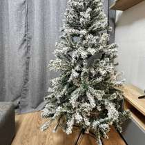 Ёлка заснеженая, в Москве