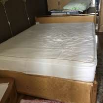 Продам двухспальную кровать массив береза отделка ротанг, в Москве