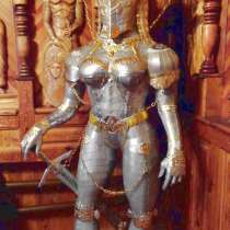 Скульптура рыцаря из металла в женском доспехе, в Краснодаре