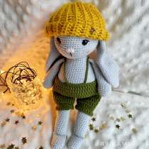 Зайка в одежде вязаная игрушка, в Москве