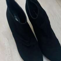Эффектные черные сапоги на каблуке, в Адлере