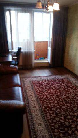 Продам двухкомнатную квартиру в Москве. Жилая площадь 46 кв.м. Этаж 11. Есть балкон.