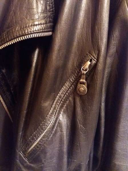 Кожаная куртка Versace (черная, оригинал) в Москве фото 9