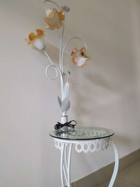 Торшер со столиком в белом цвете