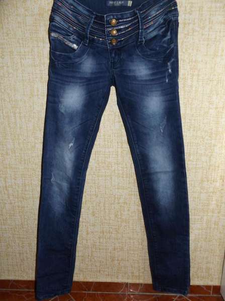 Стильные потертые синие джинсы скины 25 размер в 