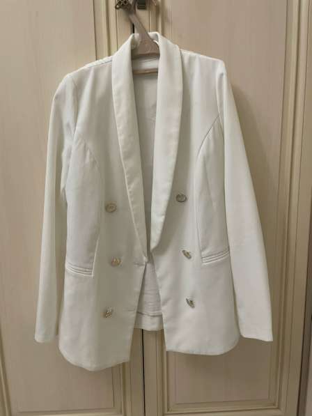 Белый пиджак с позолоченными пуговицами
