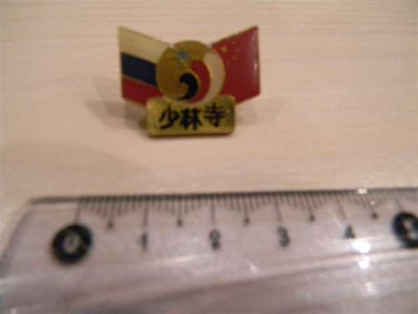 Значок.флаги:Россия и Китай,надпись на китайском),желт,тяж,м