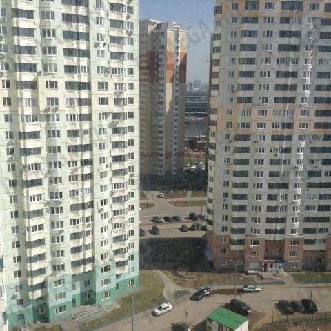 Сдам трехкомнатную квартиру в Красногорске. Жилая площадь 97 кв.м. Этаж 16. Есть балкон.