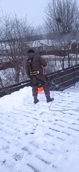 Очистка крыши от снега и льда в Москве