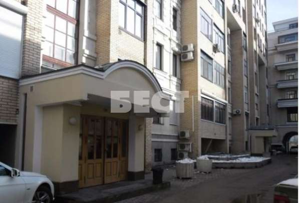 Продам многомнатную квартиру в Москве. Этаж 8. Дом кирпичный. Есть балкон.