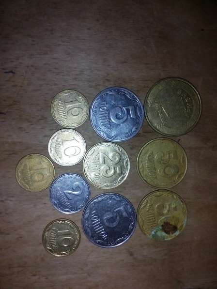 Украинские гривны, купюры и монеты. 28 гривен в фото 9