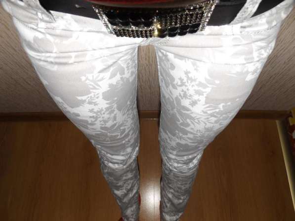 Белые джинсы 25 размер с принтом