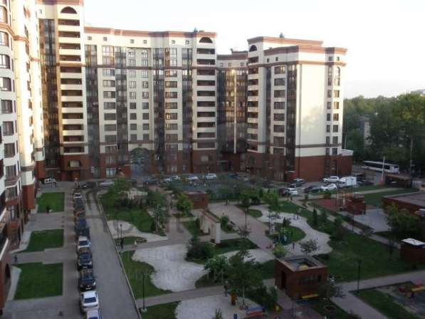 Продам однокомнатную квартиру в Сергиевом Посаде. Жилая площадь 56 кв.м. Дом монолитный. Есть балкон.