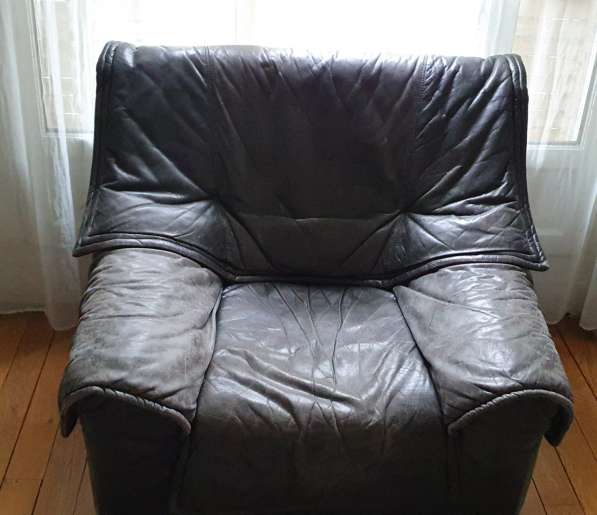 Кожаный диван+ кресло в фото 6