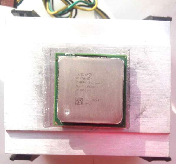 Intel Pentium 4 S478 2.4 GHz с кулером