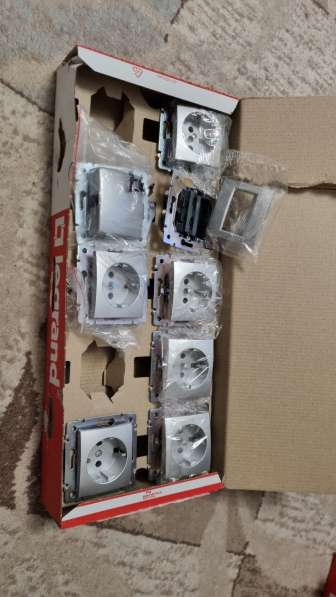 Розетка Legrand Valena с заземлением со шторками алюминий 77 в Москве