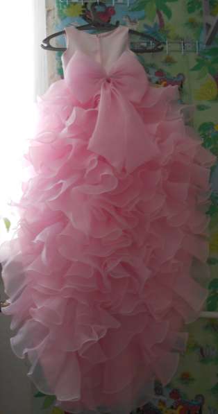 Платье праздничное, нарядное, кружевное, розовое со шлейфом в фото 4