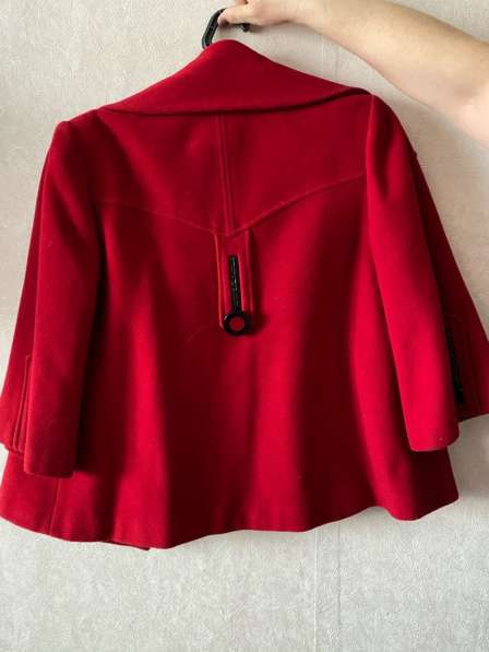 Пальто женское красное(м размер)100рублей