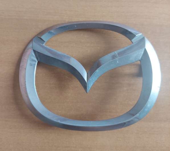 Эмблема решетки радиатора Mazda 3 BK Axela BP4S51731