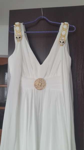 Платье белое в 