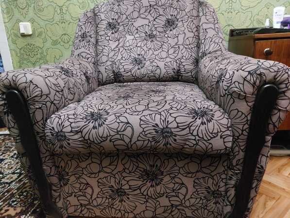 Продам комплект мягкой мебели (диван и 2 кресла) в 