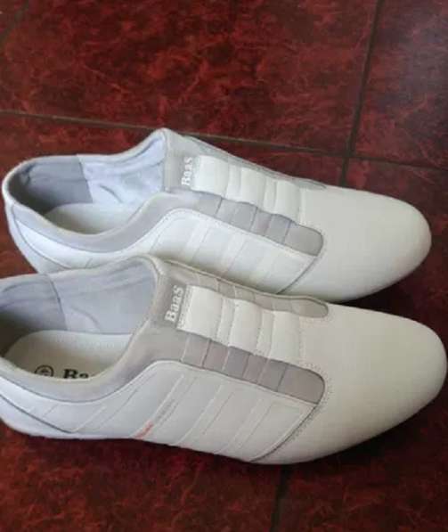 Продам новые белые мужские спортивные туфли 42 размера