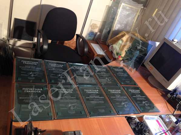 Синее стекло с гравировкой