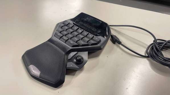 Продам Кейпад Logitech g13. Б/У