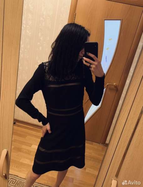 Черное вечернее платье с кружевной отделкой на груди и спине в Нижнем Новгороде