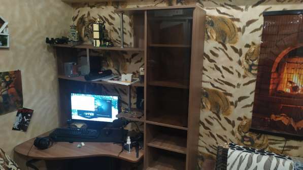 Продам стол ученический-компьютерный в Омске