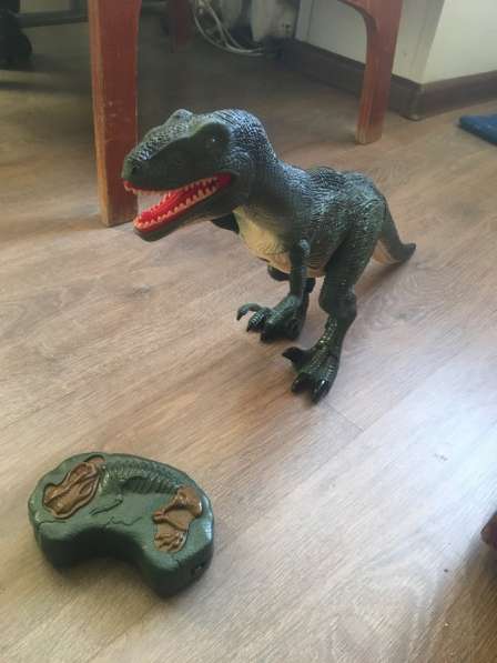Динозавр игрушка