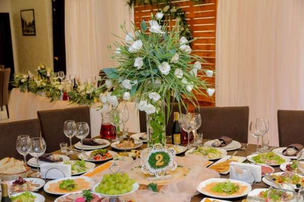 Стіл молодят в