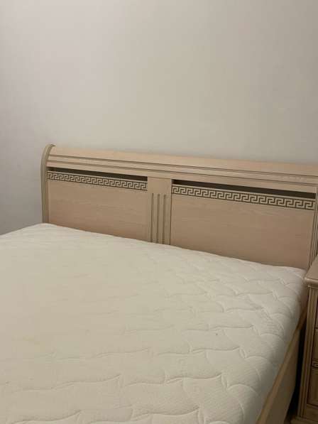 Кровать с подъемным механизмом и матрасом