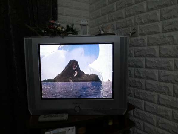 Телевизор Самсунг рабочий вместе с тумбой под телевизор в 