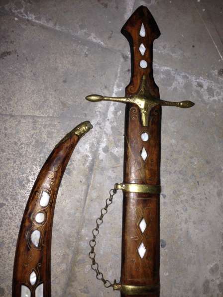 Антикварный мечь и кинжал