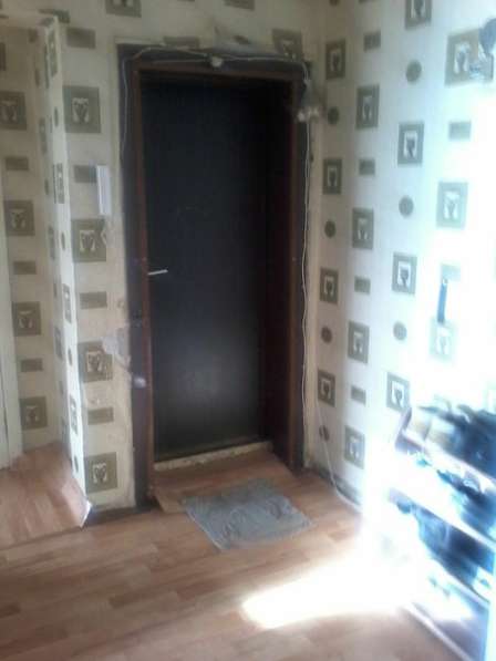 Продается трехкомнатная квартира в городе Шахтинске в фото 5
