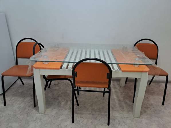Продам кухонный стол со стульями