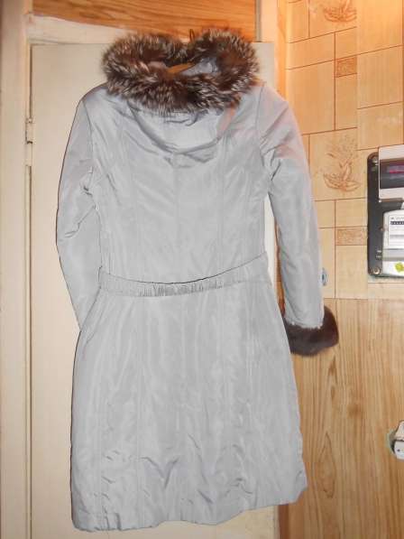 Зимнее пальто на натуральном меху серое Пуховик в фото 5