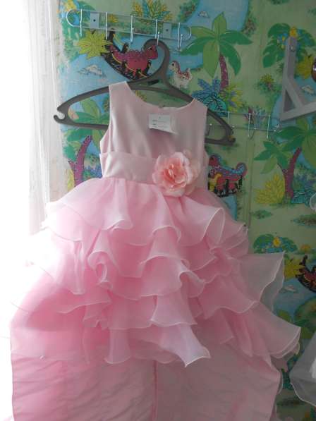 Платье праздничное, нарядное, кружевное, розовое со шлейфом в фото 5