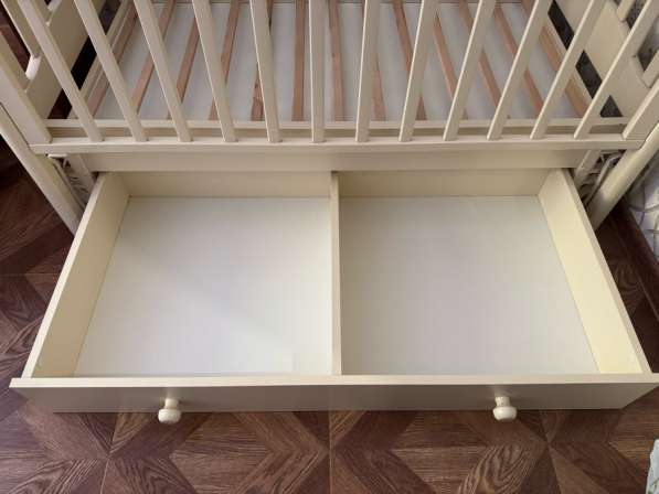 Кроватка маятник, новая, есть небольшие потертости в Новосибирске