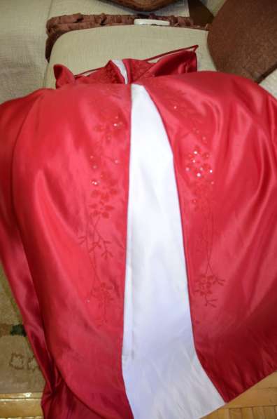 Пышное, атласное платье красного цвета в Краснодаре фото 3