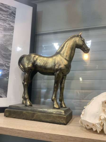 Гипсовая скульптура лошади