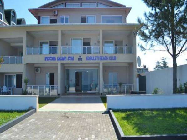 Отель находится в курортном городе Кобулети у берегов Черног
