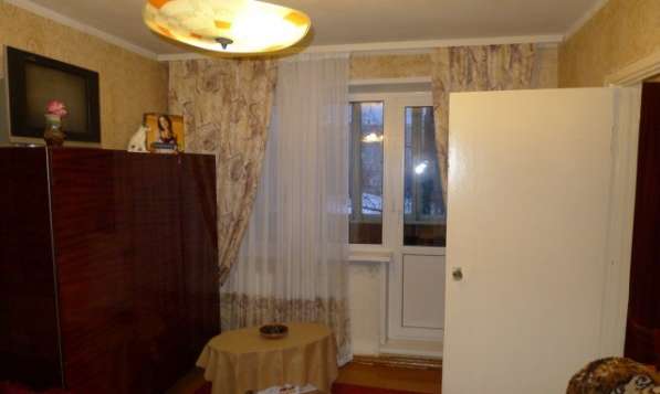 Продам трехкомнатную квартиру в Подольске. Жилая площадь 56 кв.м. Этаж 3. Дом панельный. 