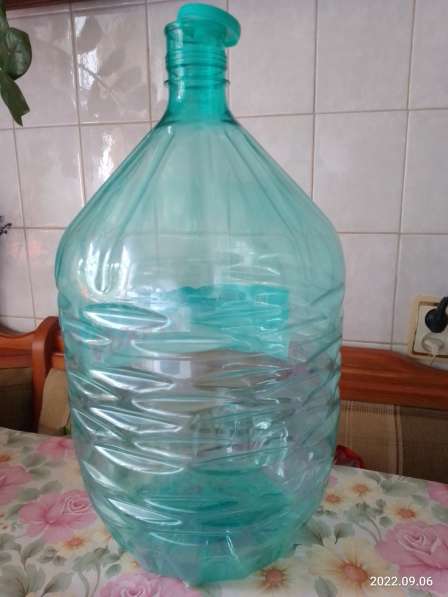 Пластиковые бутыли с крышками, 20 л