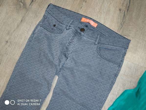 Стильные джинсы плюс шелковая маечка в фото 5