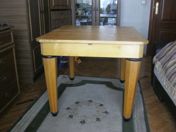 Стол обеденный